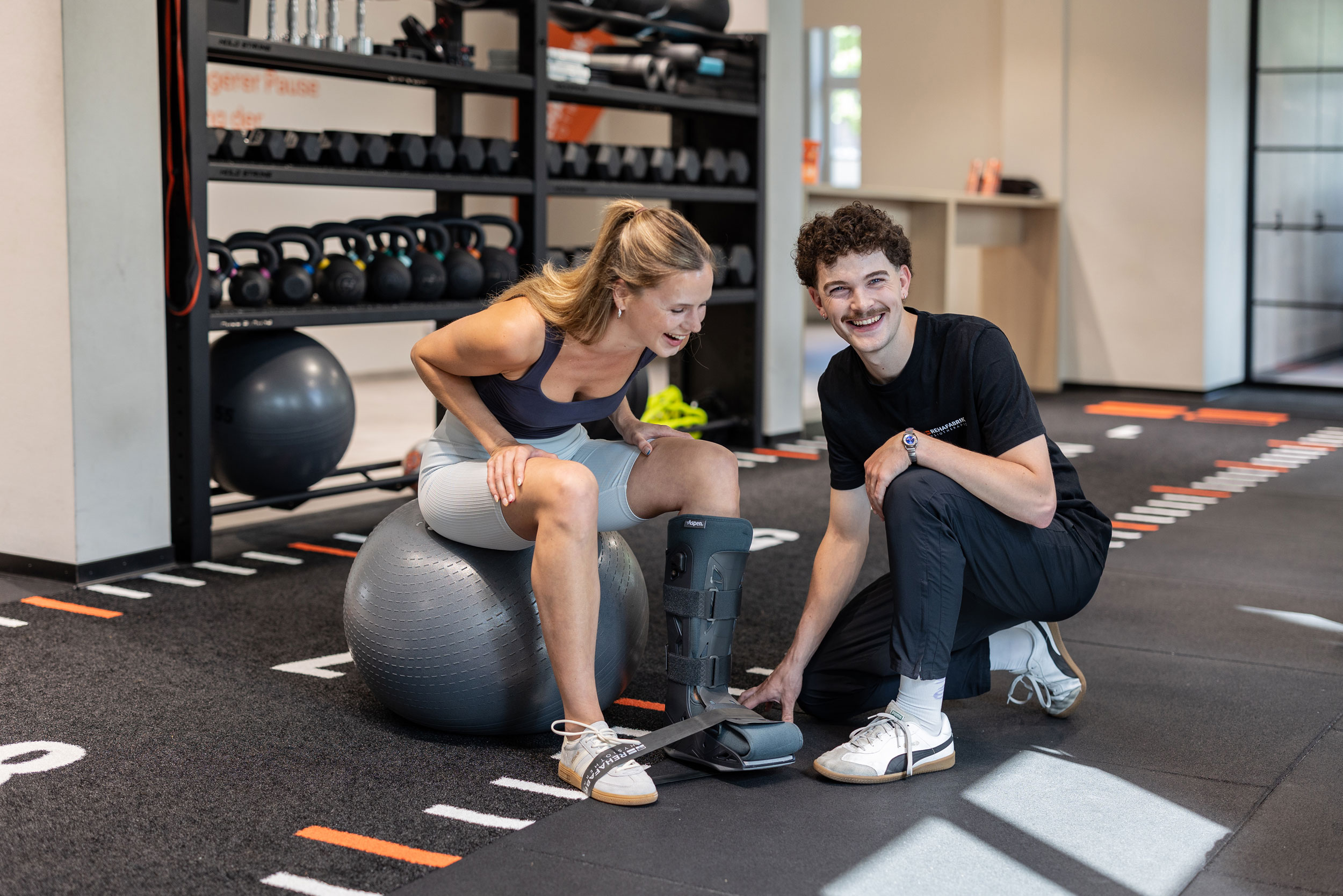 Physiotherapie-Sitzung mit Patientin und Therapeut.