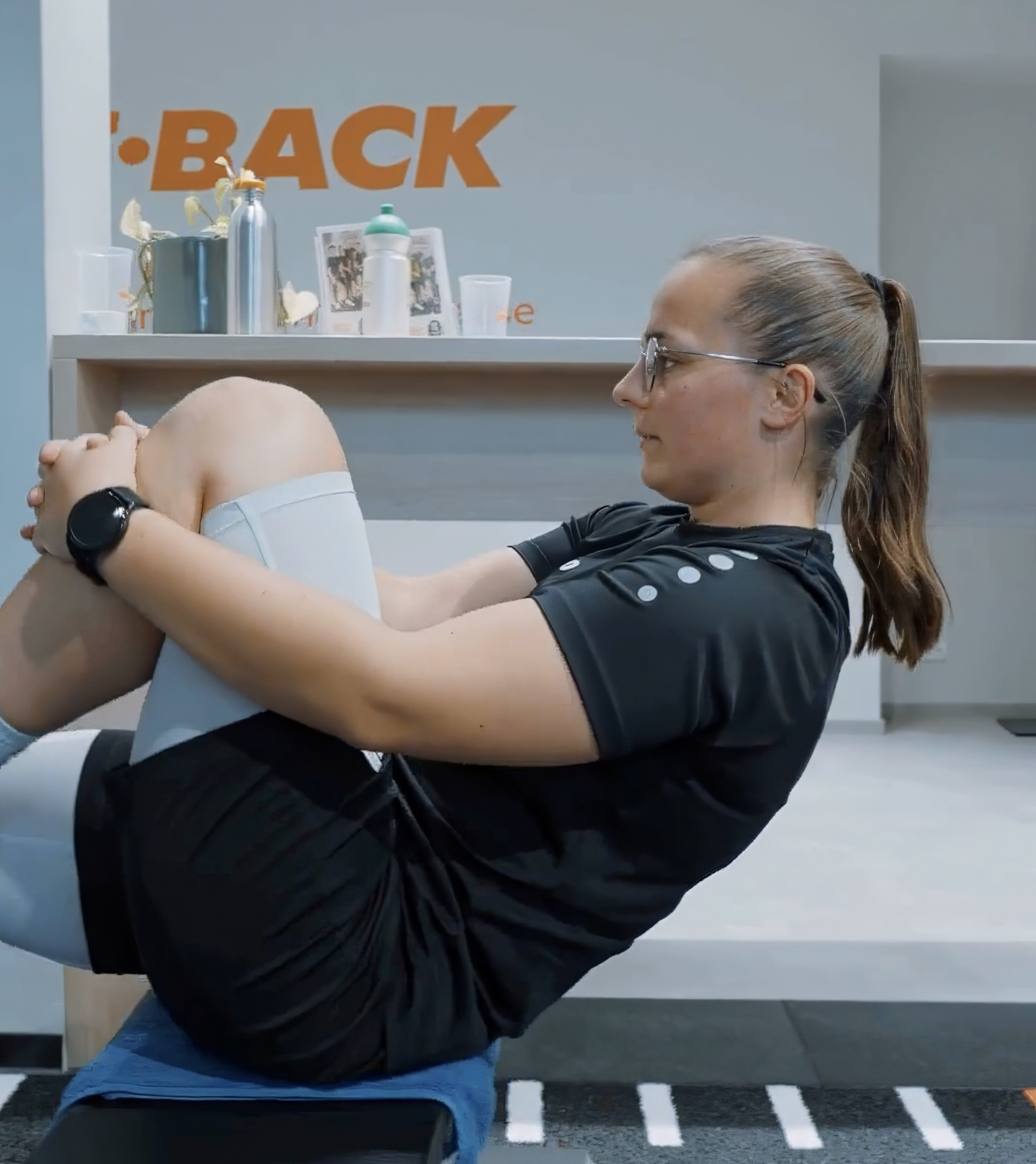 Junge Frau macht Physiotherapie-Übung.