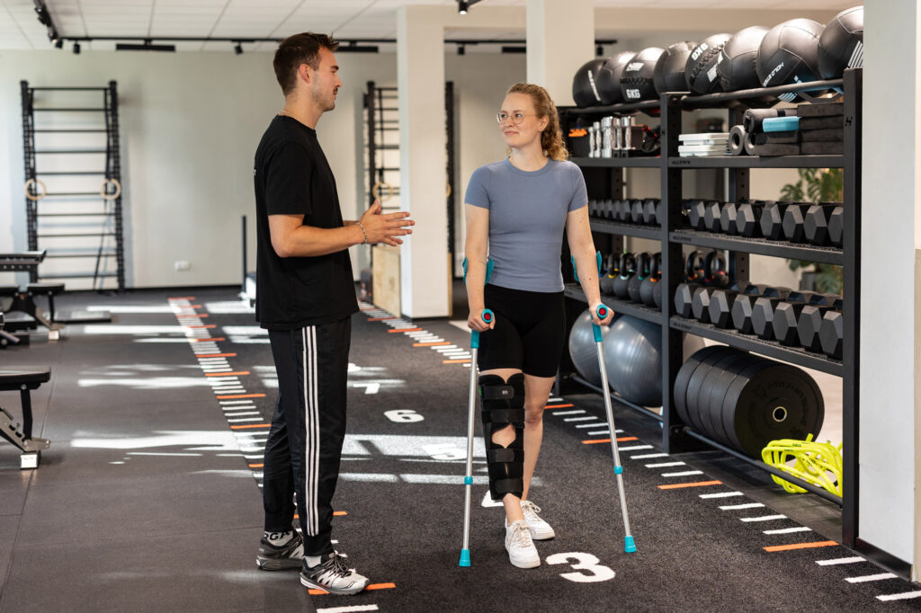 Gespräch zwischen Physiotherapeut und Patientin