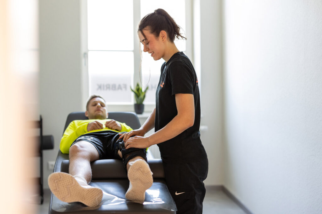 Physiotherapeutische Behandlung auf der Liege