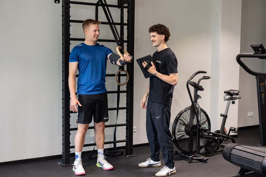 Physiotherapeut und Patient in Behandlungssituation