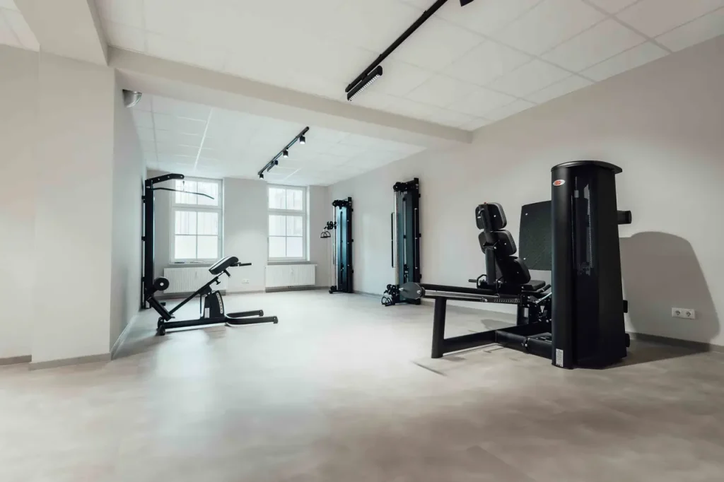 REHAFABRIK Physical Therapy – Oldenburg Location: Equipment in a bright room