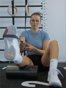 Eine Frau bei der Physiotherapie in der REHFABRIK nach einer Verletzung am Kreuzband.