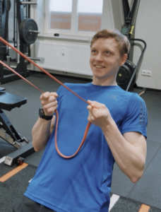 Ein Mann bei der Physiotherapie in der REHFABRIK nach einem Kreuzbandriss im Leistungssport.