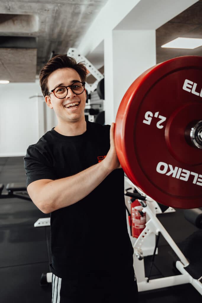 Jannik ein Physiotherapeut von REHAFABRIk lächelt in die Kamera.